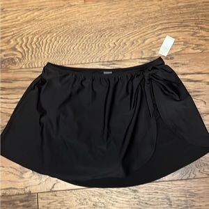 Brand new Old Navy black swim bottom/skirt.